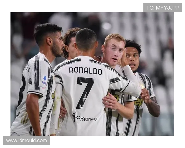 乌迪内斯科莫新闻发布会 奥科耶与隆贾伊奇亮相